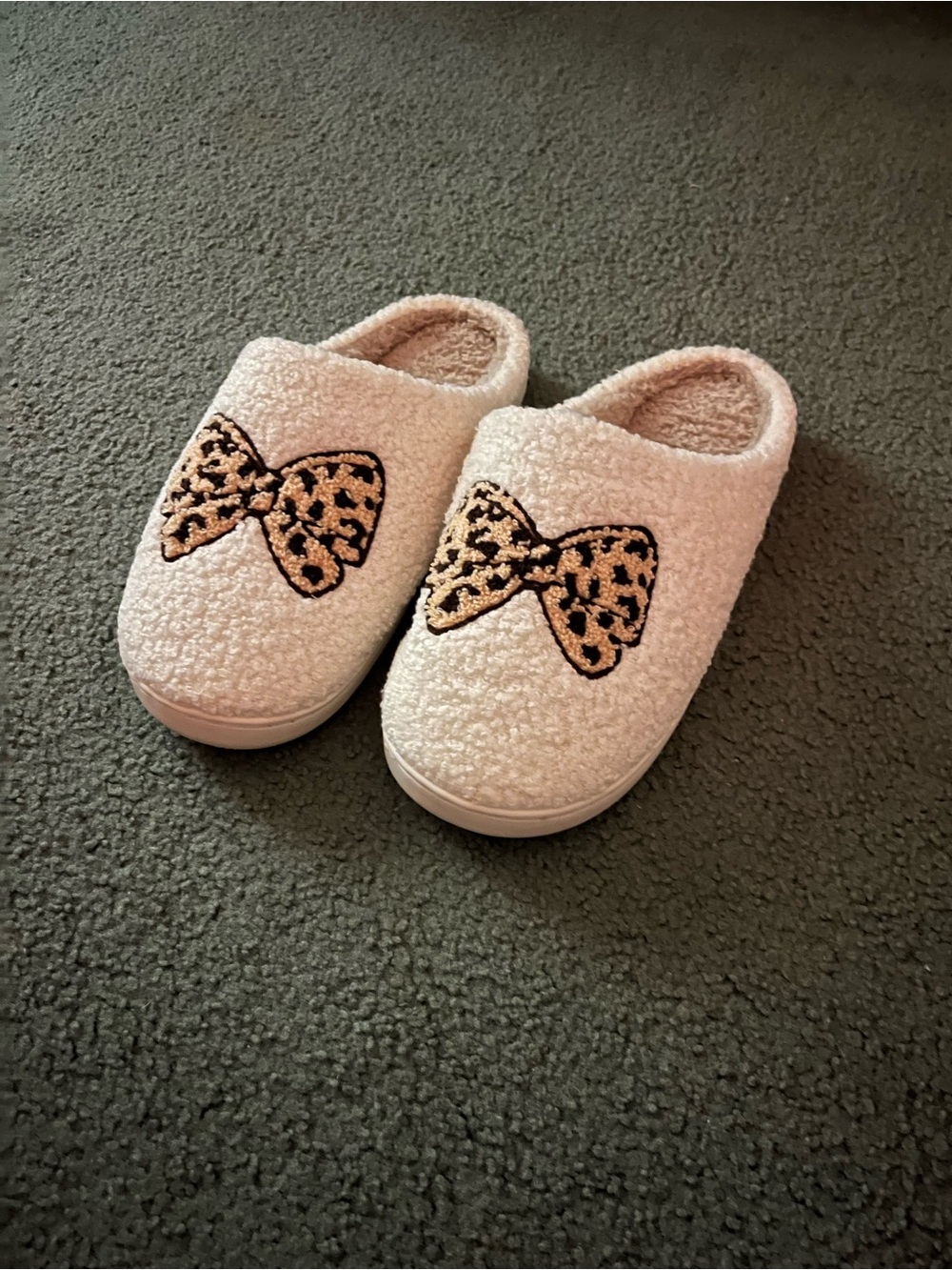 Cozy Cream Sherpa Slippers with Leopard Bow